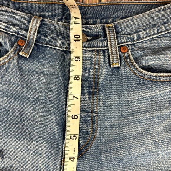 Women’s Levi’s Wedgie Icon Distressed Jeans - Picture 10 of 12